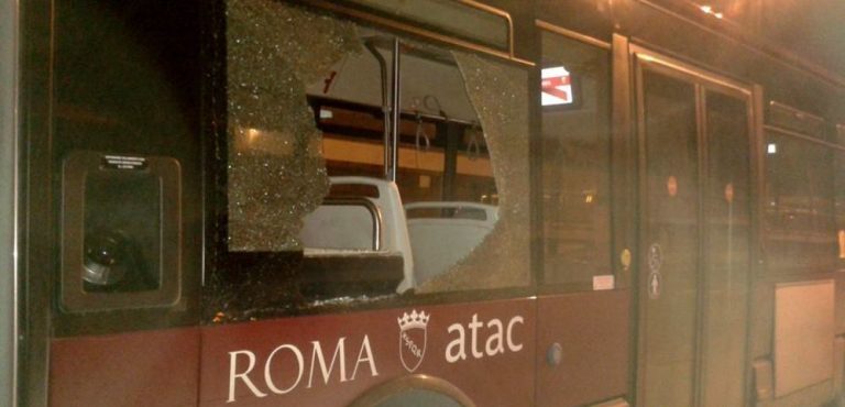 Tor Bella Monaca, colpito a sassate un autobus: nessun ferito