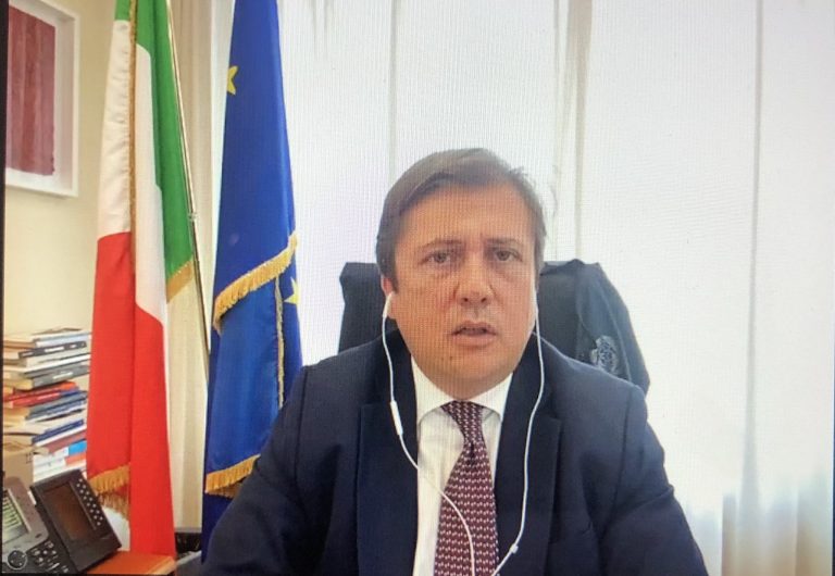 Coronavirus, l’appello del viceministro Sileri: “Il Covid non si ferma con il Natale, parlare oggi di quello che accadrà il 24-25 dicembre non è possibile”