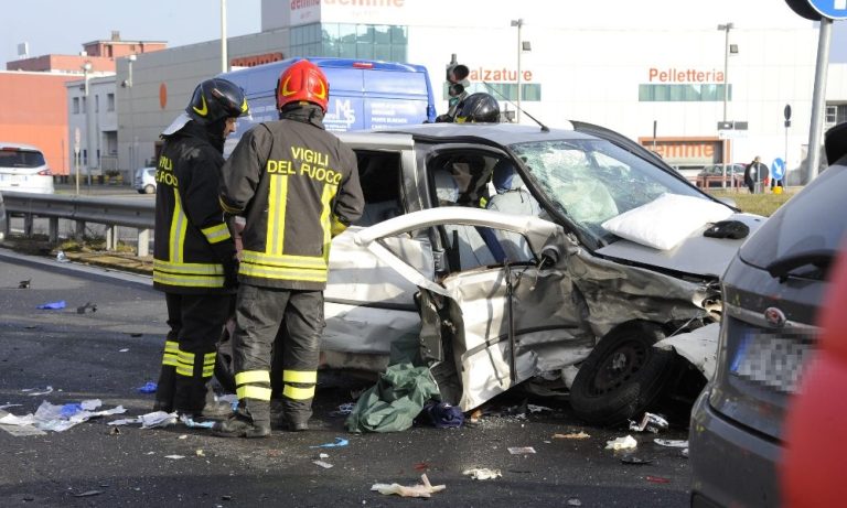 Albavilla (Como), mentre parcheggiava è stata investita da un furgone: grave una donna di 45 anni