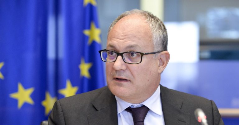 Coronavirus, la promessa del ministro Gualtieri: “Il governo si appresta a varare grazie allo scostamento da 8 miliardi nuove misure a partire dal rinvio delle nuove scadenze tributarie per i settori più colpiti”