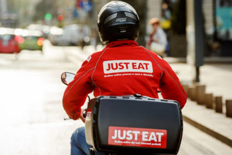 Dal 2021 i rider di Just Eat verranno assunti anche in Italia con contratto di lavoro dipendente e avranno una paga oraria e tutte le tutele assicurate