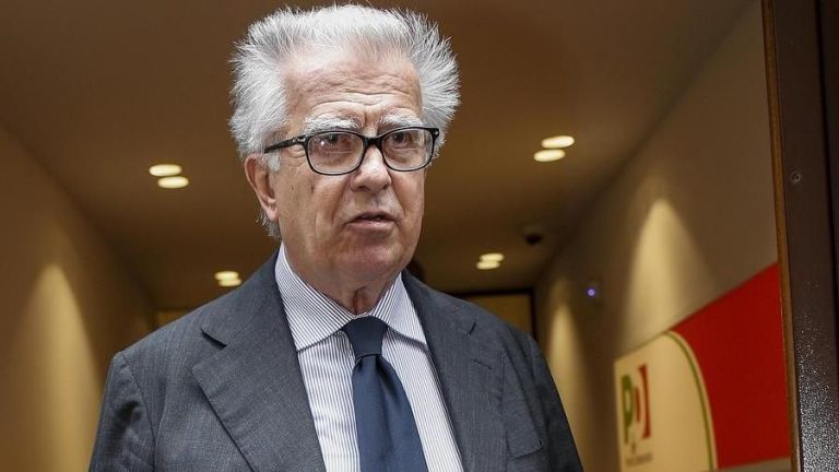 Dpcm, il consiglio di Zanda (Pd): “Le nuove misure dovranno servire ad evitare un lockdown nazionale e ad invertire le cause dei contagi”