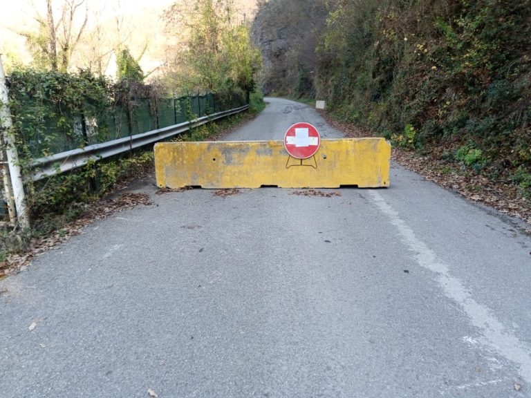 Coronavirus, a Ottone (Piacenza), messe barriere di cemento per chiudere gli accessi dalle “zone rosse”