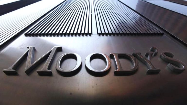 Moody’s cambia la previsione sul governo italiano da stabile a negativo mentre conferma il rating a “Baa3”