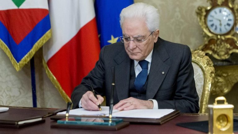 Coronavirus, il presidente Mattarella ha firmato il decreto “Ristori-bis”: 2,5 miliardi di euro nel 2020 per le partite Iva