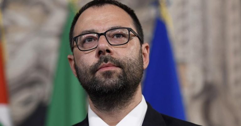 Governo, parla il ministro Patuanelli: “Continuerò a fare il ministro”