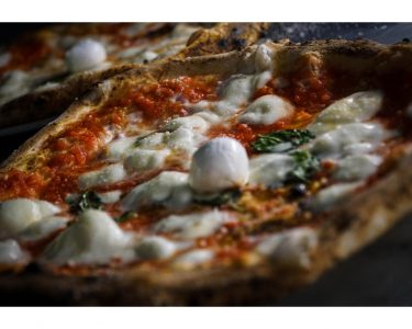 Bologna, filo metallico nella pizza: denunciati i due gestori del locale per lesioni personali