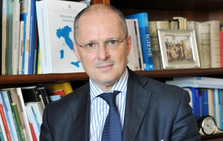 Coronavirus, parla Walter Ricciardi: “Si fanno molte discussioni sui dati. Invito a guardarne solo uno. Che non si può maneggiare, quello dei morti”