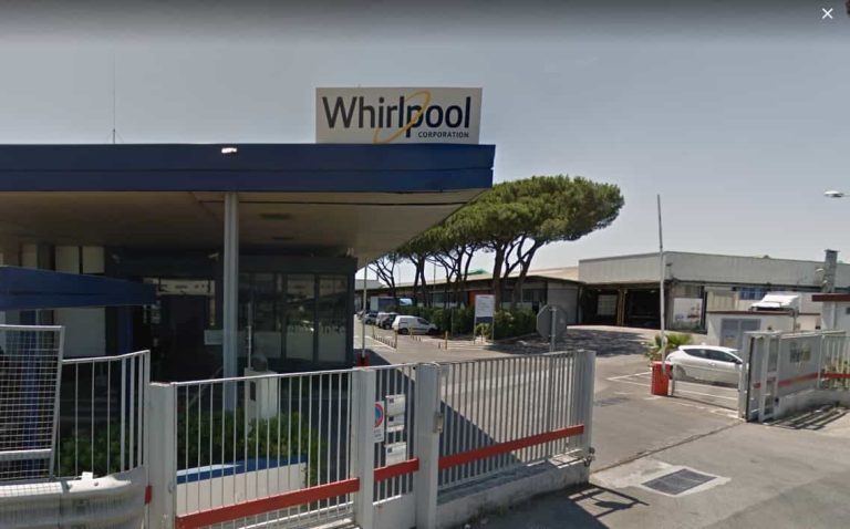 Vicenda Whirlpool, il ministro Patuanelli rassicura: “Io ci sto mettendo tutta la forza che ho per trovarla e posso assicurare che quel personale non resterà un giorno senza stipendio”