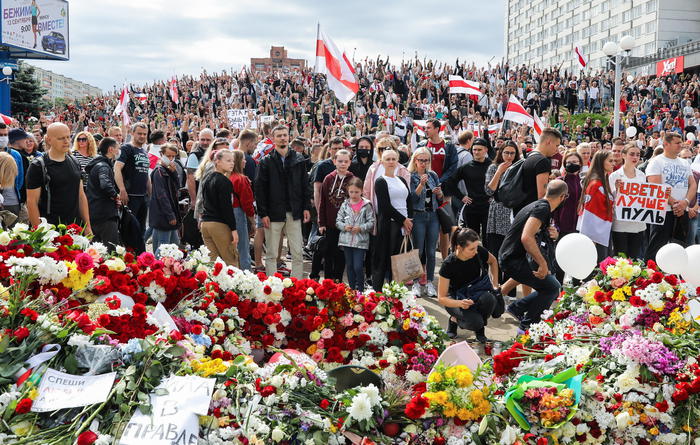 Bielorussia, migliaia di persone hanno partecipato al funerale di un oppositore a Minsk