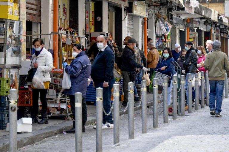 Coronavirus, a Napoli molta gente in giro nonostante le restrizioni