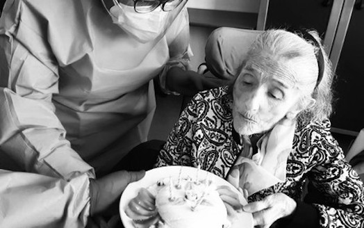 Coronavirus, anziana di 101 festeggia il compleanno positiva al Covid alla Rsa Anni Azzurri del Parco di Veio