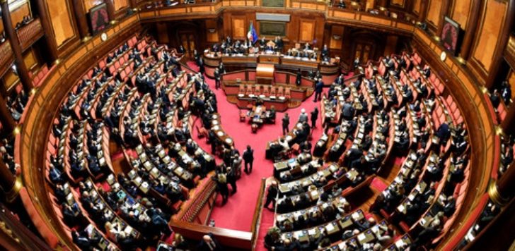 Crisi di governo, “la mossa” del Pd e dei governisti M5S: La fiducia prima alla Camera. L’ira della Lega: “Basta giochini”