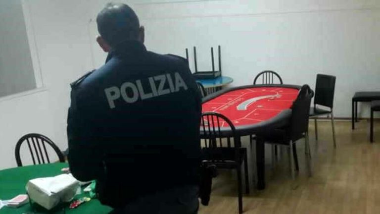 Bari, multate 19 persone dalla polizia: stavano giocando a carte in circolo ricreativo
