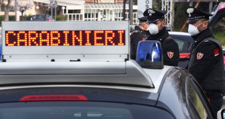 Napoli, 21enne aggredisce un carabiniere che gli aveva detto di indossare la mascherina