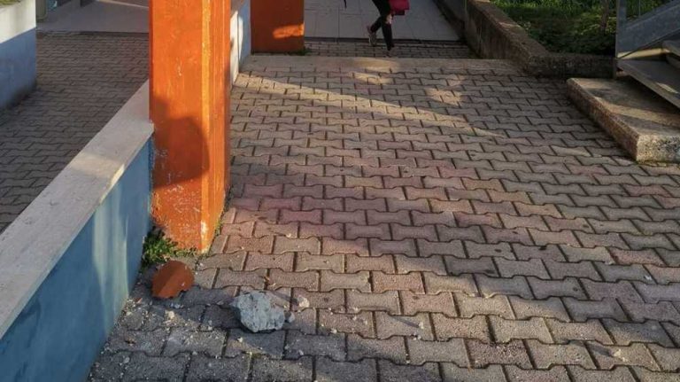 Ladispoli, cadono pezzi di cemento da una scuola. Il Preside: “Abbiamo rischiato di dover piangere la vita di alcuni