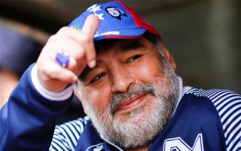 Diego Armando Maradona operato al cervello. I medici: “Siamo riusciti a rimuovere il coagulo di sangue”