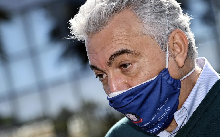L’ex commissario straordinario Domenico Arcuri è indagato per il reato di peculato sulla vicenda delle mascherine