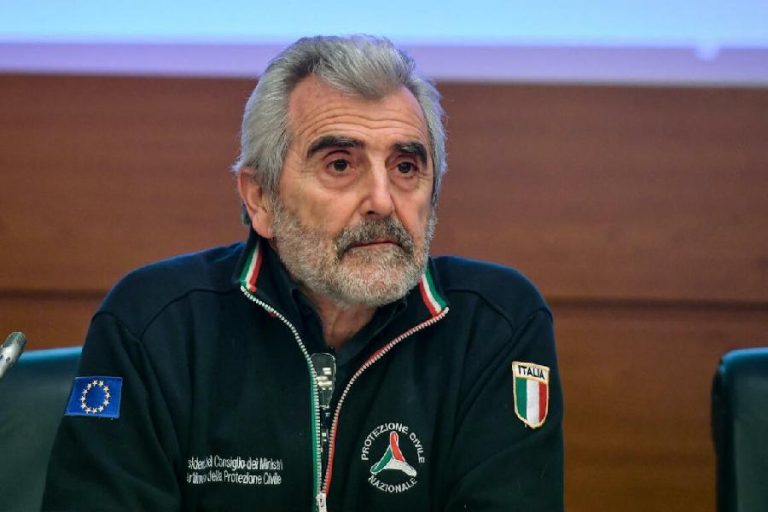 Covid, parla il professor Miozzo: “La terza dose di vaccino ha funzionato contro la variante Omicron, molti si infettano ma non si ammalano”