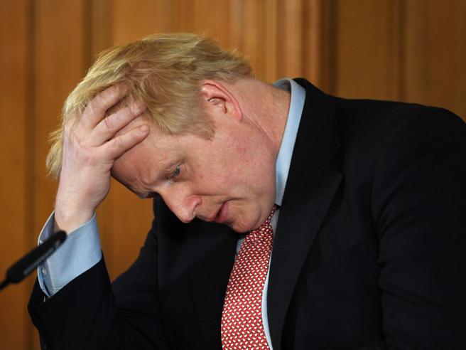 Londra, clamorosa figuraccia di Boris Johnson: alla Confindustria perde il foglio del discorso e parla di Peppa Pig