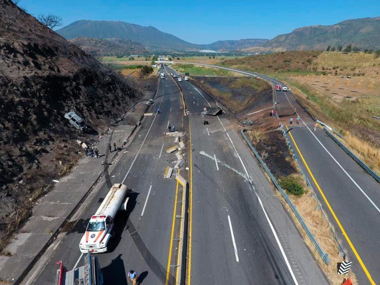 Messico, un’autocisterna con rimorchio che trasportava gas naturale liquefatto si è ribaltata ed è esplosa: morte 13 persone