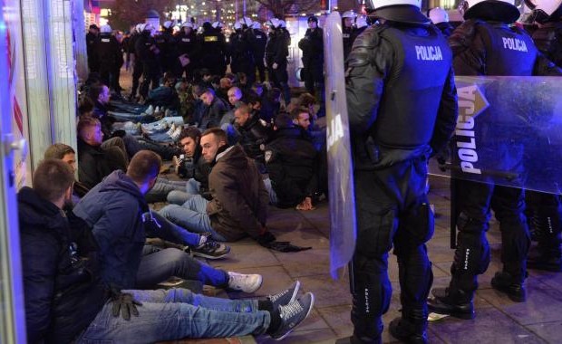 Polonia, duri scontri di piazza a Varsavia: 36 persone arrestate