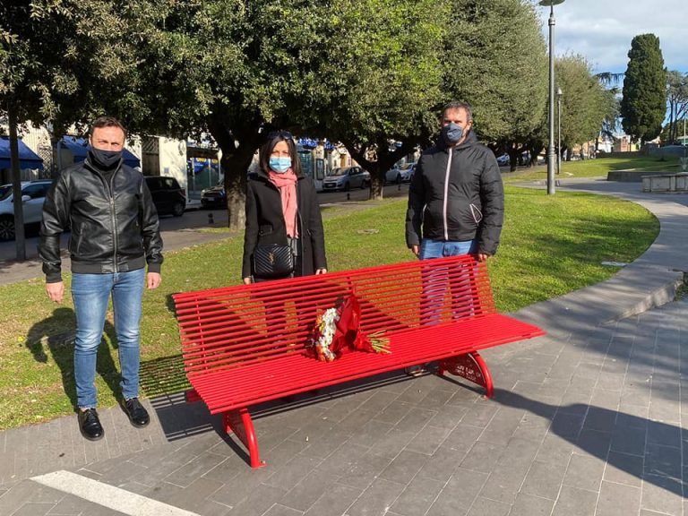 Cerveteri: violenza contro le donne, un mazzo di fiori sulla panchina rossa