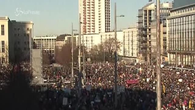 Coronavirus, migliaia di persone in piazza a Lipsia per protestare contro le misure restrittive del governo