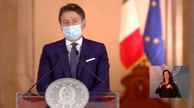 Coronavirus, il premier Conte ‘avverte’ gli italiani: “A Natale dobbiamo già predisporci a passare le festività in modo più sobrio: veglioni, festeggiamenti, baci e abbracci non è possibile”