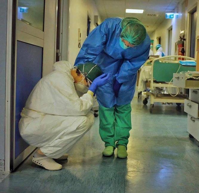 Coronavirus, il disperato appello di medici e infermieri: “Gli ospedali sono ormai vicini al collasso, per carenza di personale e mancanza di posti letto”