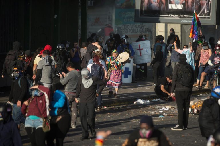 Cile, migliaia di persone in piazza a Santiago per chiedere le dimissioni del presidente Pinera