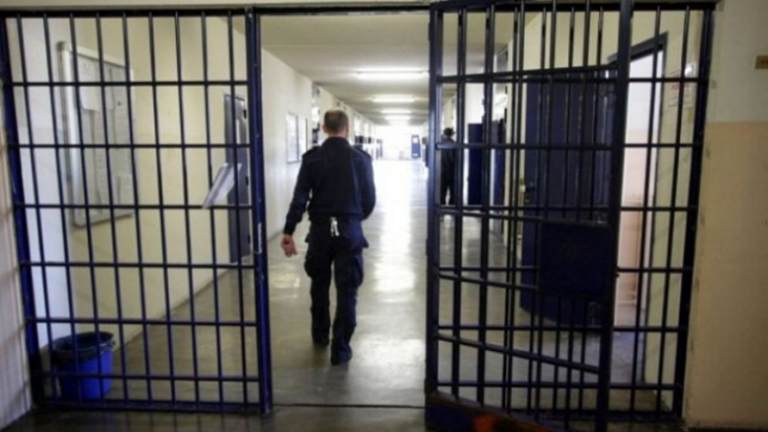 Pescara, incendio nel carcere San Donato: un detenuto appicca le fiamme su in materasso