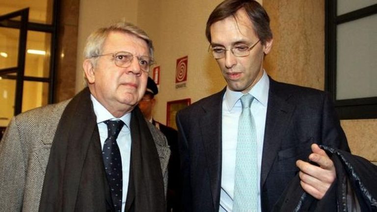 Milano, l’avvocato Longo indagato, parla il suo legale Ghedini: “Dichiarazioni diffamatorie”