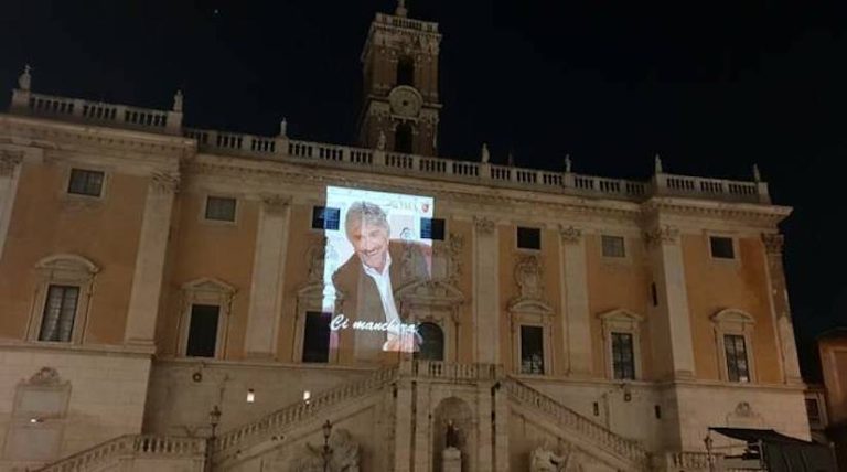 L’immagine di Gigi Proietti sul Campidoglio: un omaggio al grande artista romano