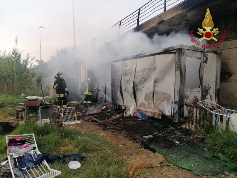 A fuoco una baracca a Ladispoli. Intervento dei Vigili del Fuoco di Cerveteri
