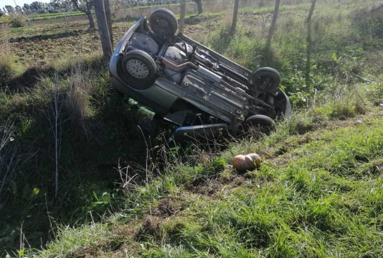 Incidente in via Furbara-Sasso a Cerveteri, 82enne di Ladispoli si cappotta con l’auto
