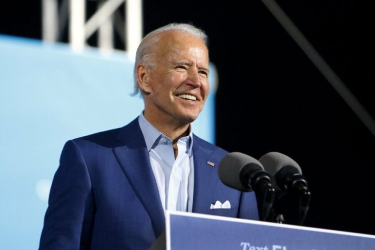 Elezioni Usa, Joe Biden “vede” la vittoria ma invita alla calma e alla pazienza: “I numeri sono chiari”