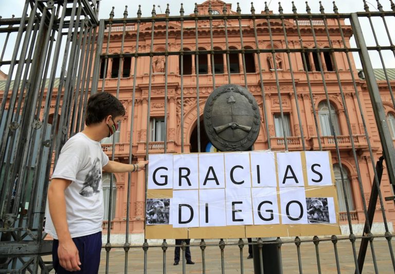 In Argentina tre giorni di lutto nazionale per ricordare Diego Armando Maradona. La salma alla Casa Rosada