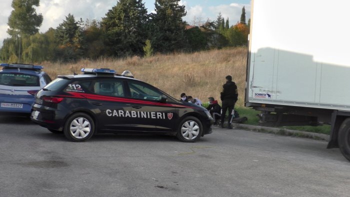 Benevento, otto stranieri nel suo camion: arrestato l’autista 64enne di nazionalità bulgara