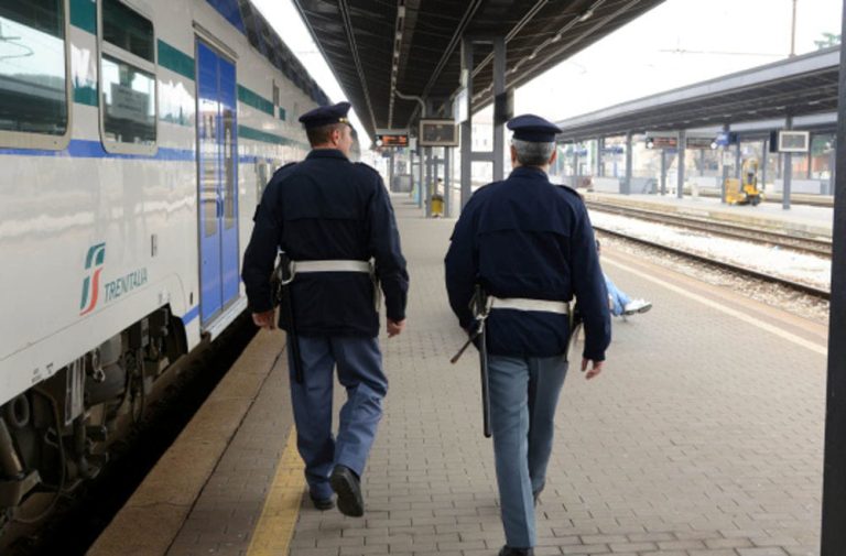 Si denuda sul treno davanti ad una famiglia: 30enne di Cerveteri denunciato dalla Polizia