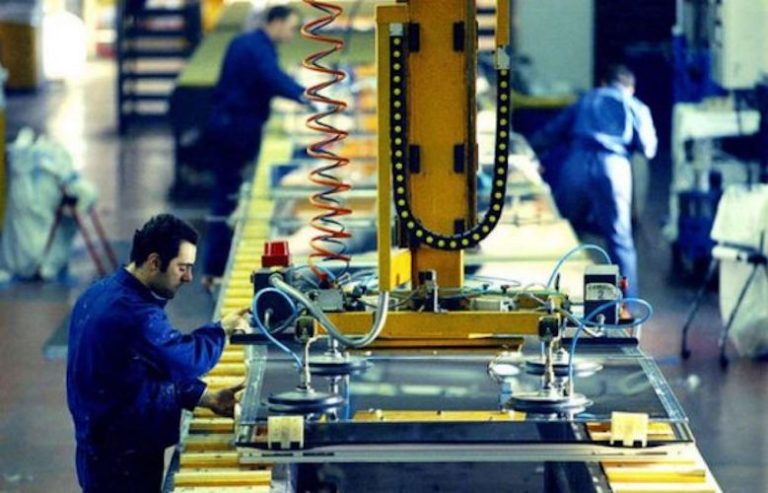 Istat: crollo della produzione industriale a settembre: -5,6 per cento