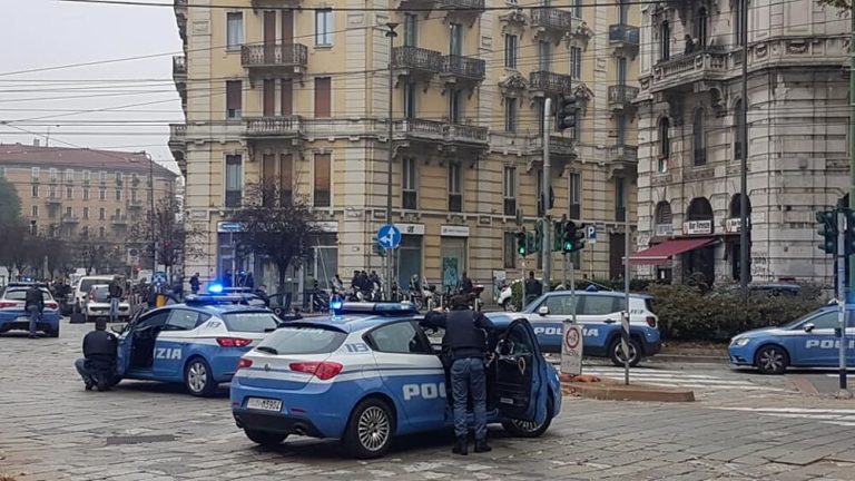 Milano, rapina in banca in piazza Ascoli: i malviventi sono poi fuggiti attraverso le fogne
