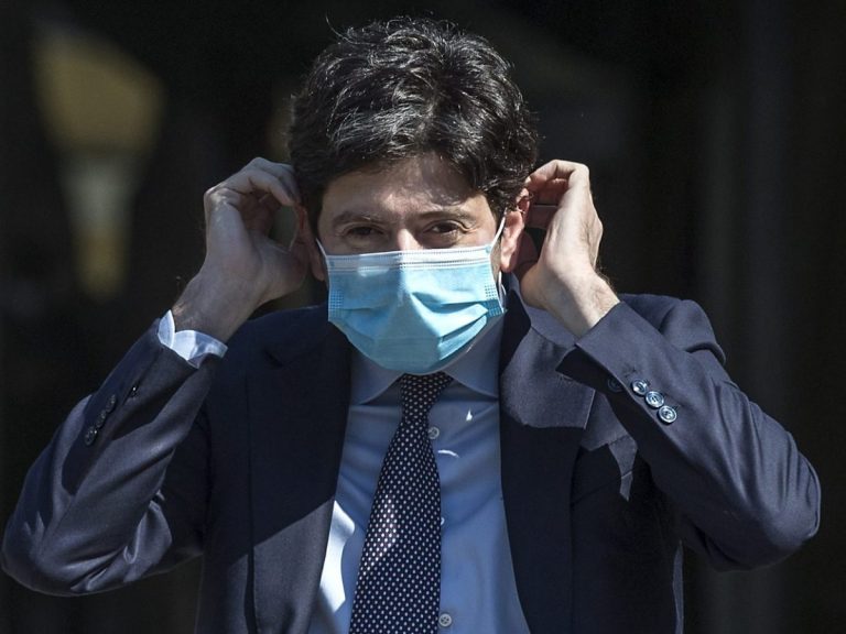 Coronavirus, parla il ministro della Salute Speranza: “Non c’è un’altra strada, la massima precauzione è una via obbligata per arginare la pandemia”