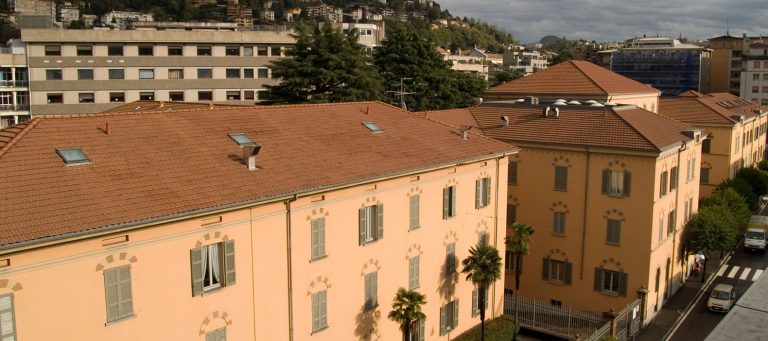 Coronavirus, a Como un uomo rimane per ore sul tetto della sua auto per vedere la madre ricoverata all’ospedale Valduce