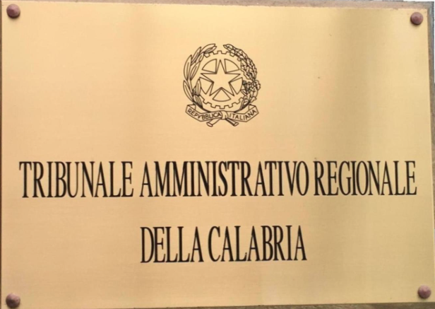 Il Tar di Catanzaro ha sospeso l’ordinanza con cui il governatore Nino Spirlì aveva disposto la sospensione della didattica anche delle scuole materne, elementari e medie