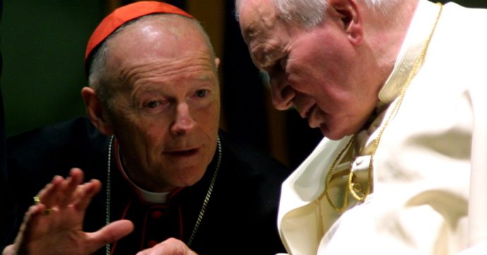 Scandalo pedofilia in Vaticano: ecco come Theodore McCarrick raggirò Papa Wojtyla e divenne cardinale. E’ spretato dal 2019