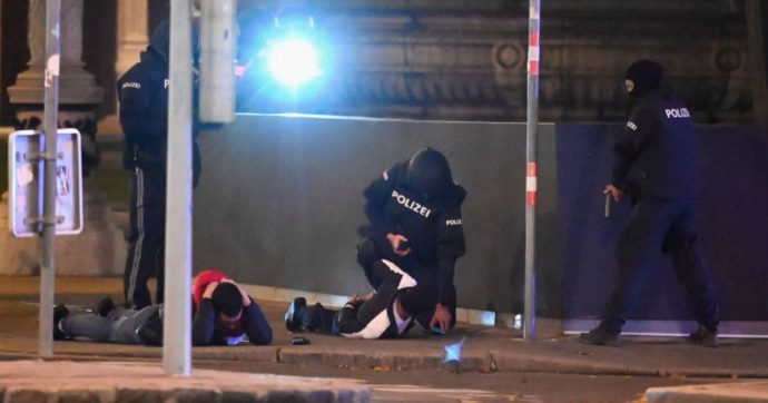 Vienna, attacco terrorista vicino una sinagoga: 4 morti e 17 feriti. Ucciso uno degli attentatori, era simpatizzante dell’Isis. Si cercano gli altri tre del commando