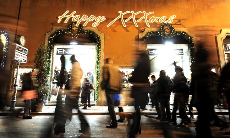 Studio della Cna: gli italiani spendono il 10% in meno per i regali di Natale