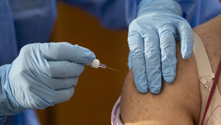 Coronavirus, il vaccino Pfizer BioNtech potrebbe ricevere l’ok dalla Fda entro il 13 dicembre