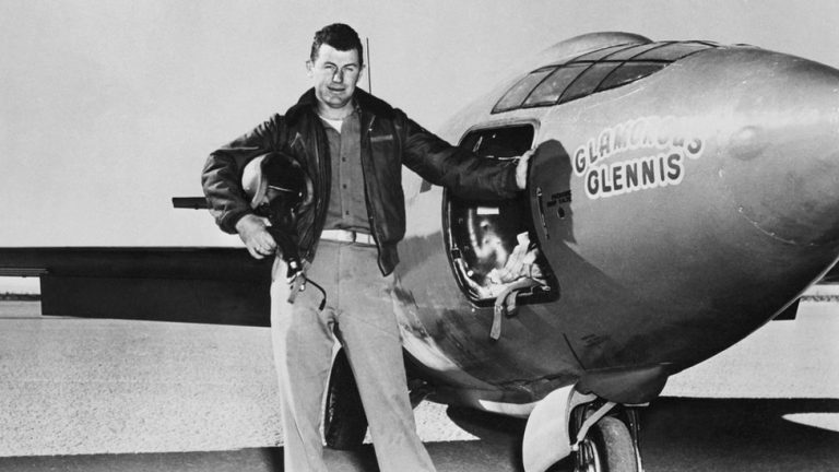 Usa, è morto a 97 anni la leggenda di Chuck Yeager: il primo pilota a superare il muro del suono nel 1947